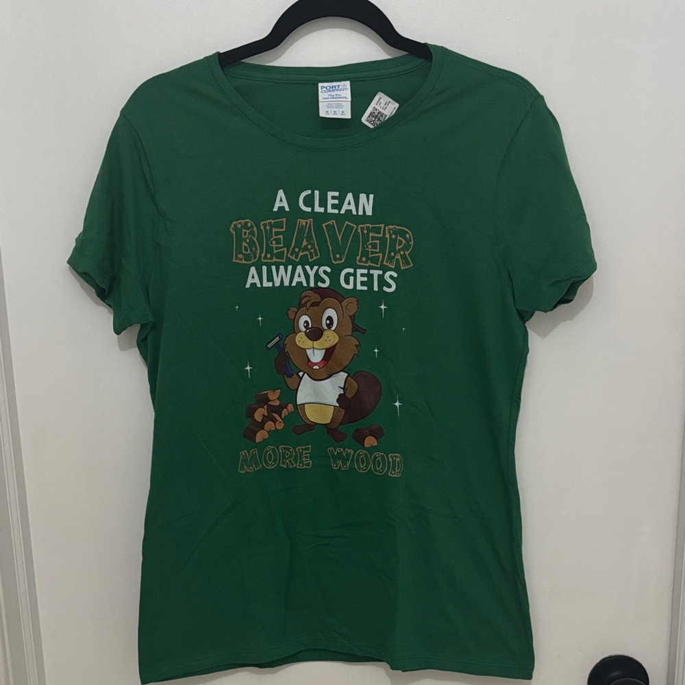 3/10 NEW Green Graphic T-Shirt with Beaver Print